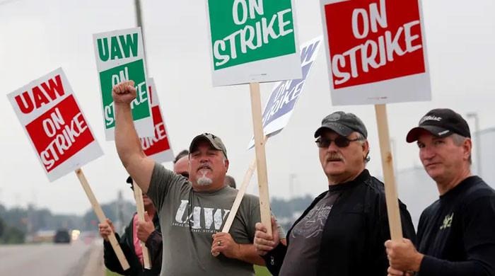 UAW کی تاریخی ہڑتال شروع ہوئی جب امریکی آٹو ورکرز پہلی مشترکہ کارروائی میں منصفانہ تنخواہ کا مطالبہ کرتے ہیں۔
