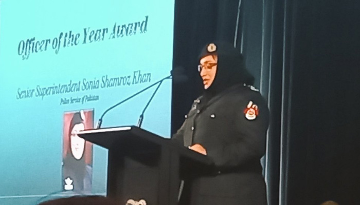 Battagram District Police Officer Sonia Shamroz Khan addresses the ceremony after receiving her award in Aukland, New Zealand. — Twitter/@Kerrinwilson999