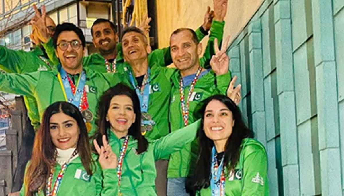 Pakistani runners ecstatic after Tokyo Marathon 2023.