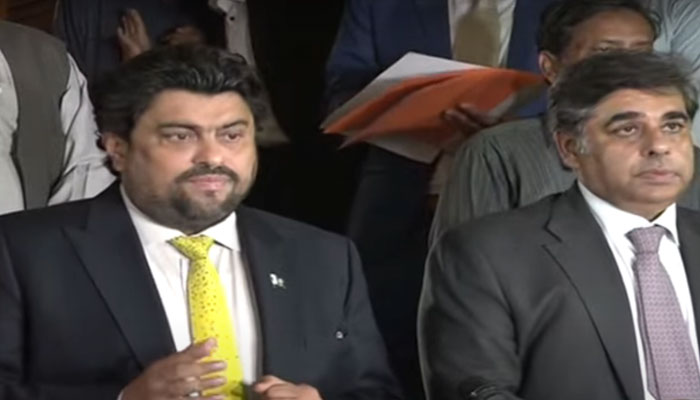 Sindh Governor Kamran Khan Tessori (left) and  Caretaker Commerce Minister Gohar Ejaz address a joint press conference in this still taken from a video on September 23, 2023. — YouTube/GeoNews