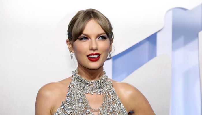 Taylor Swifts thoughtful gesture steals hearts at Travis Kelces game