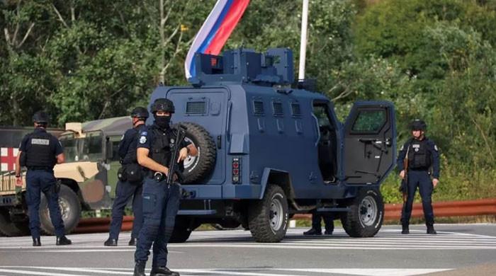 کوسوو میں خانقاہ کے احاطے میں 30 بندوق بردار پولیس سے لڑ رہے ہیں۔  چار ہلاک