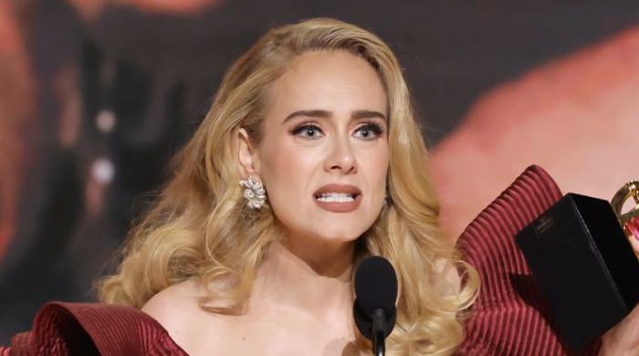 Adele's Vegas residency takes chaotic turn as drunken fans are escorted out - Vimarsana News