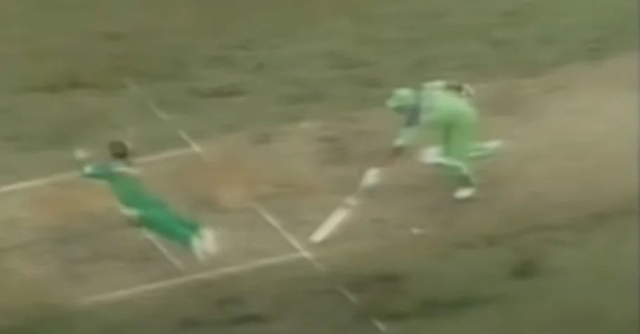 Jonty Rhodes smashed the stumps, giving a big blow to Pakistan by sending Inzamam ul Haq back to the pavilion. — Screengrab