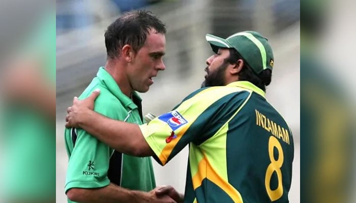 Pakistans skipper Inzamam-ul-Haq (right) congratulates Irelands Trent Johnston over their upset win against Green Shirts in the ICC World Cup on March 17, 2007. — AFP