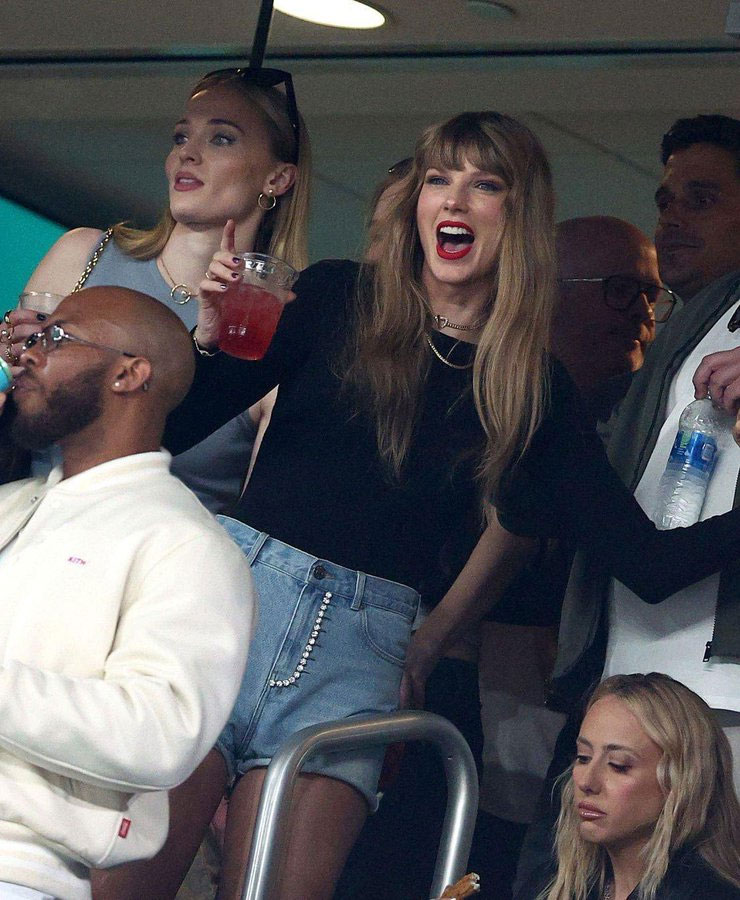 Taylor Swift enjoys boyfriend Travis Kelce Chiefs game with celeb friends