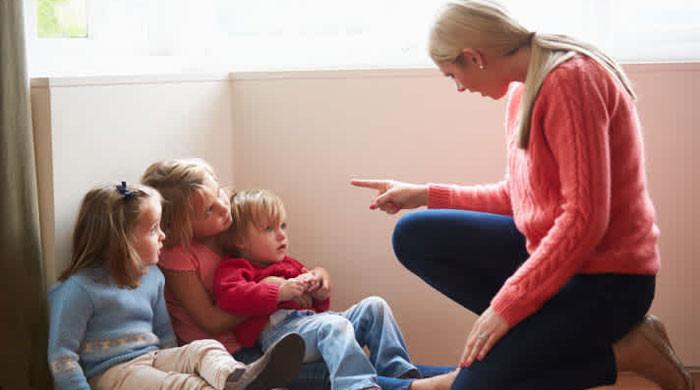خبردار!  بچوں پر چیخنے کے دیرپا اثرات ہو سکتے ہیں۔