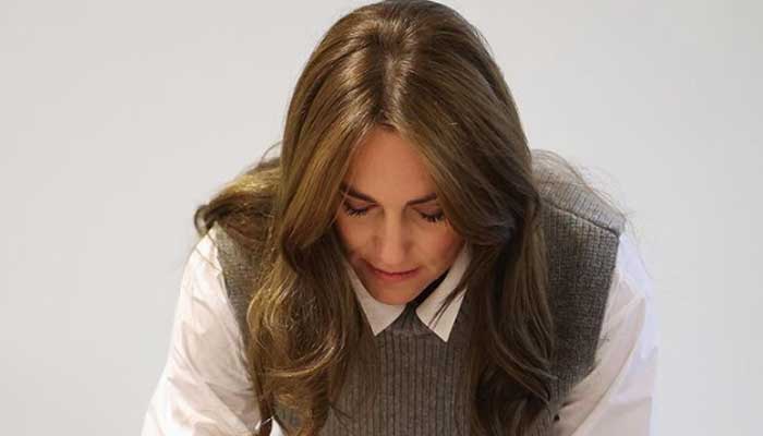 Kate Middleton shows her handwriting as she writes message for Ukrainians