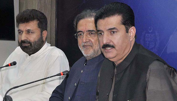 Former minister Faisal Karim Kundi (right) with former federal minister for Kashmir Affairs Qamar Zaman Kaira addressing a press conference at PID Media Center in Islamabad. — APP/File