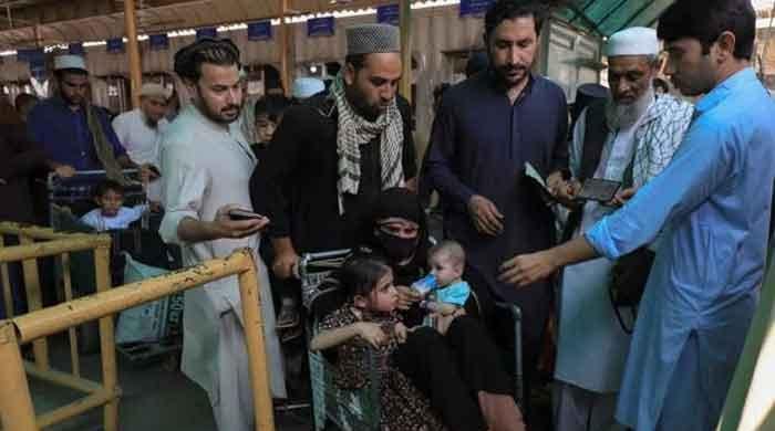 Illegal Afghans begin journey back home after Pakistan sets Nov 1 deadline