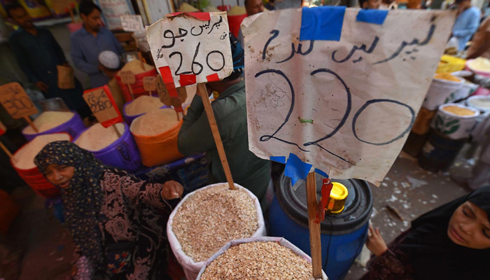 A vendor sells grocery at a wholesale market in Karachi, Pakistan, 14 September 2023. — INP