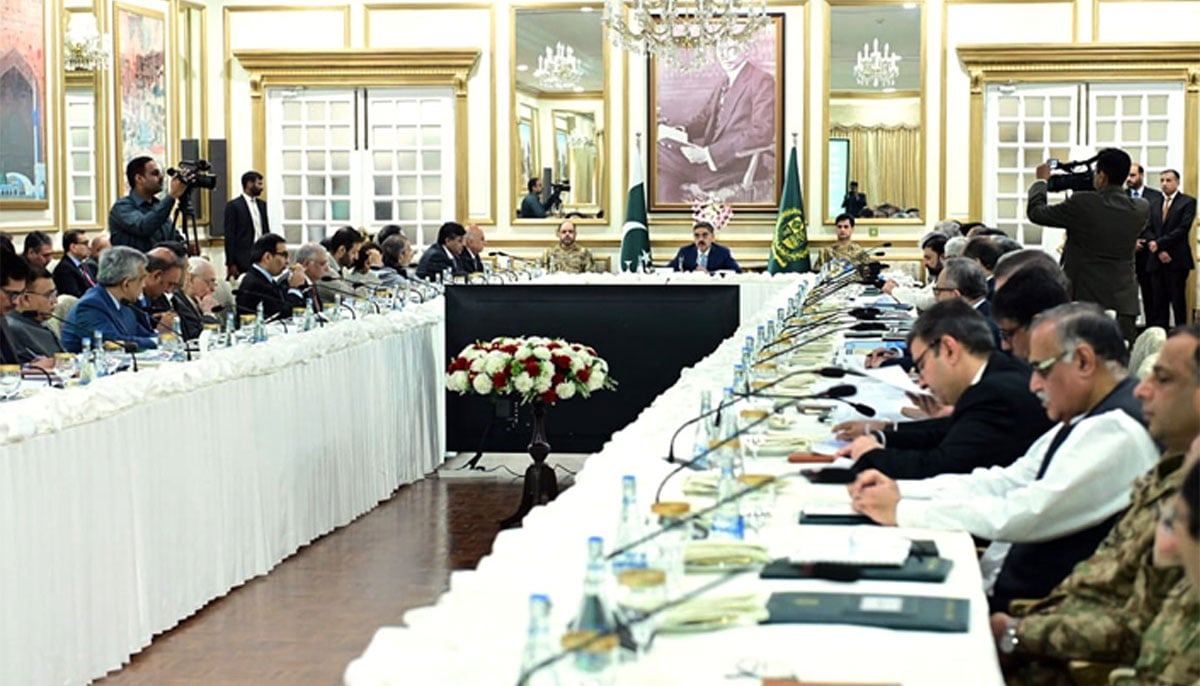 Caretaker Prime Minister Anwaar-ul-Haq Kakar chairs the 6th meeting of the Apex Committee of Special Investment Facilitation Council on October 4, 2023. — APP