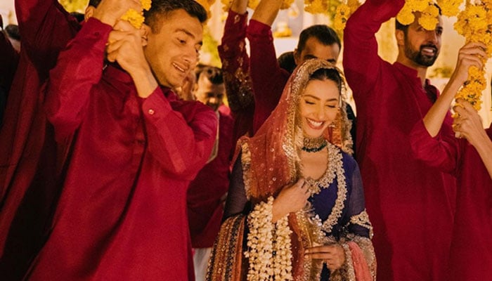 Pakistani actor Mahira Khan (centre) and her brother, Hassan Khan, (left) at her Mehndi event. — Instagram/mahirahkhan