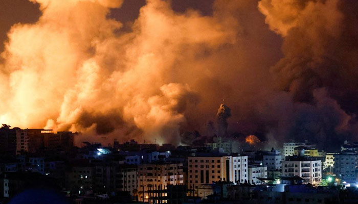 Φλόγες και καπνός φουντώνουν κατά τη διάρκεια ισραηλινών επιδρομών στη Γάζα, 9 Οκτωβρίου 2023. — Reuters