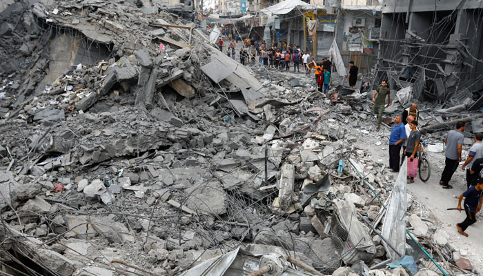 Οι Παλαιστίνιοι επιθεωρούν τις ζημιές στον απόηχο των ισραηλινών επιδρομών, στο Khan Younis, νότια Λωρίδα της Γάζας, 10 Οκτωβρίου 2023. — Reuters