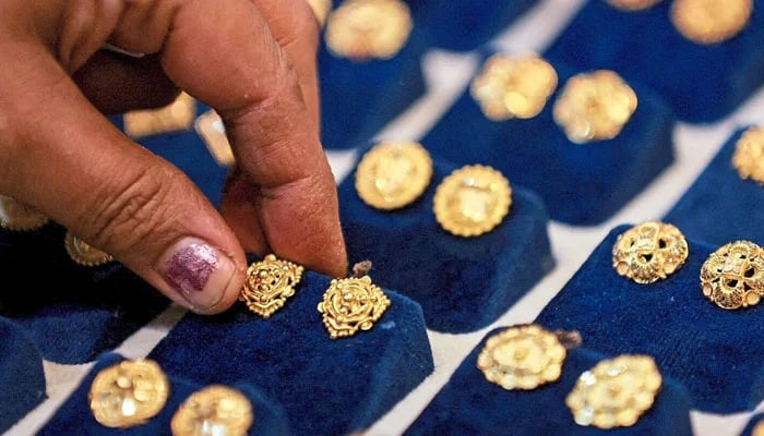 gold-slips-below-rs200-000-per-tola-in-pakistan-as-rates-released-after