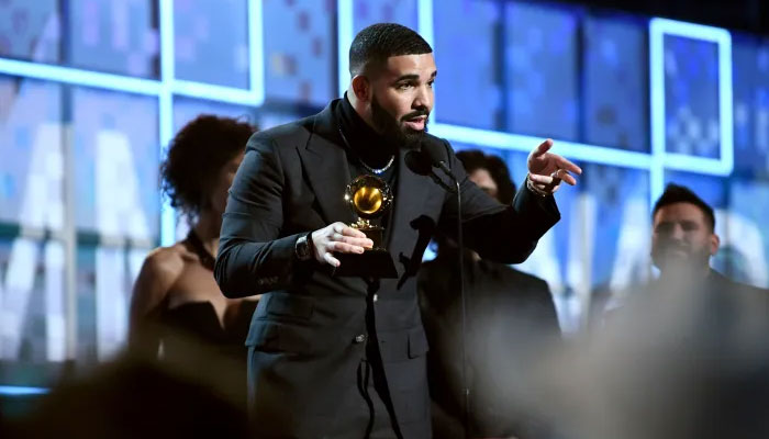 Drake hugs Grammy after past rebuffs