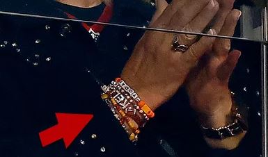 Taylor gifted one of her iconic friendship bracelets to Donna