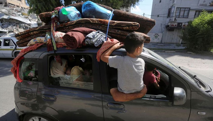 Palestinians flee their houses heading toward the southern part of the Gaza Strip after Israels call for more than 1 million civilians in northern Gaza to move south within 24 hours, amid the Israeli-Palestinian conflict in Gaza City on October 13, 2023.—Reuters