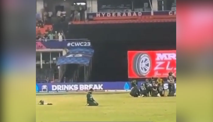 Pakistan wicketkeeper-batter Mohammad Rizwan offers Nawaz amid a break during their World Cup clash with Netherlands on Rajiv Gandhi International Stadium in Hyderabad, India. — ICC/Screengrab.