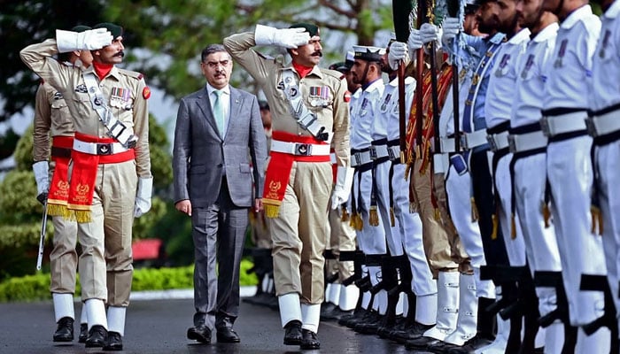 Caretaker Prime Minister Anwaar-ul-Haq Kakar is presented with a guard of honour at the Presidents House in Islamabad on August 14, 2023. — PID