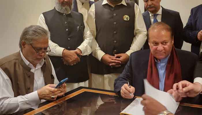PML-N supremo Nawaz Sharif can be seen signing court papers after landing at Islamabad airport in this photo taken on October 21, 2023. — GeoNews