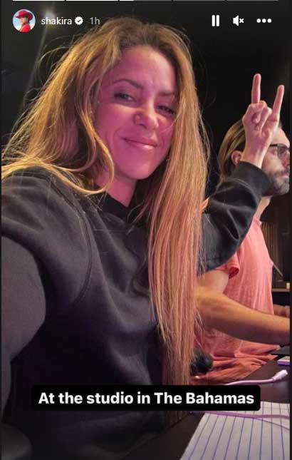 Shakira ignores Gerard Piques fall