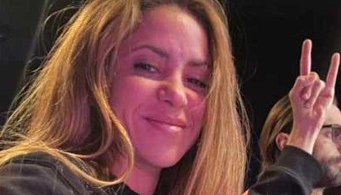 Shakira ignores Gerard Piques fall