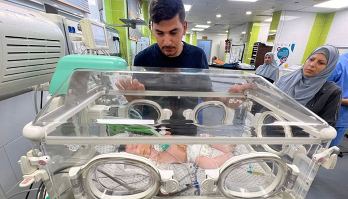 ایمن ابو شملہ اور ان کی بیٹی رفح کے ایک ہسپتال میں۔—اے ایف پی