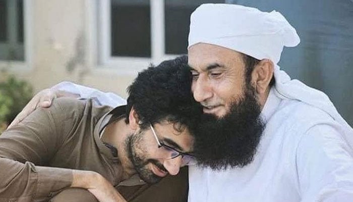 Maulana Tariq Jamil with his son.— X/CricketwithAnas