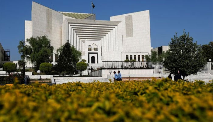 Police officers walk past the Supreme Court of Pakistan building, in Islamabad, Pakistan April 6, 2022. — Reuters