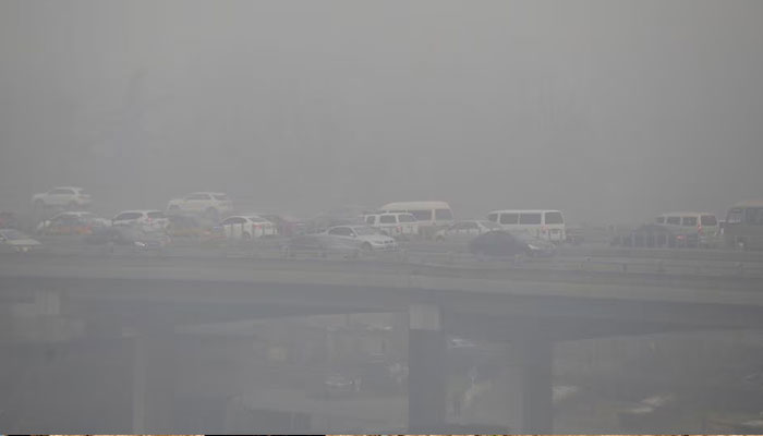 Vehicles drive amid heavy smog in Beijing, China, November 30, 2015.—Reuters