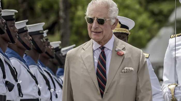 Kráľ Charles, generálny kapitán kráľovskej námornej pechoty, sa stretáva s britskými jednotkami v Keni