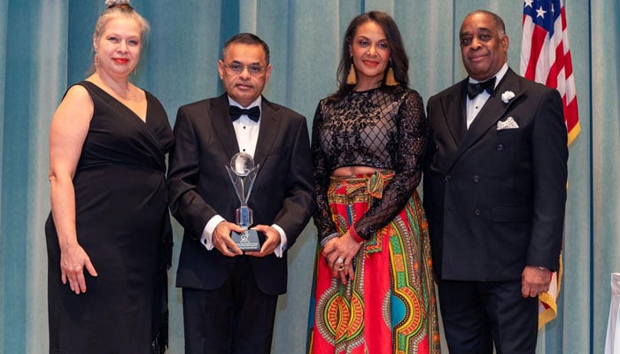 Saeed Sheikh (second left) receivesGlobal Seven Outstanding Humanitarian Award. —