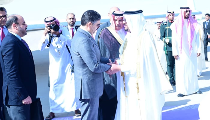 PM Kakar receives a warm welcome by Riyadh Deputy Governor at King Khalid International Airport on November 10, 2023. — APP