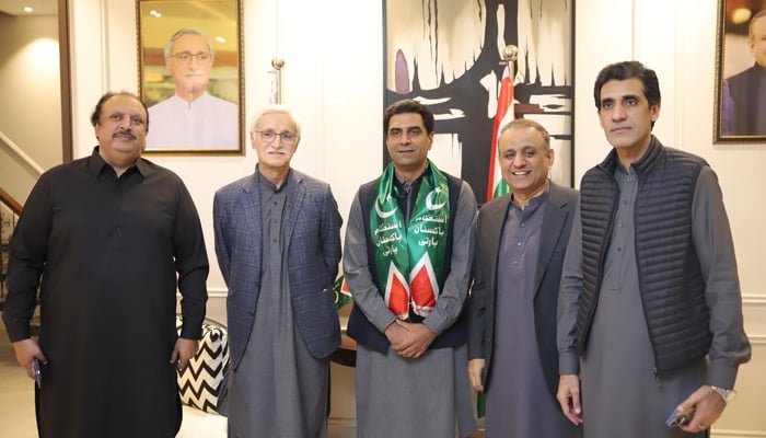 PTI leader Ali Nawaz Awan (centre) meets IPP leaders on November 19, 2023. — X/@@istehkamPK