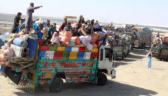 Afghan refugees arrive in trucks and cars to cross the Pakistan-Afghanistan border in Chaman on October 31, 2023. — AFP