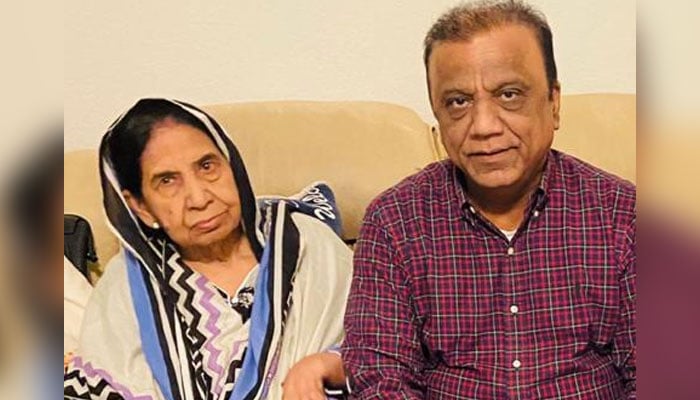 Former federal minister Babar Khan Ghauri (right) with his motherAnwar Jahan Begum. — Provided by the reporter