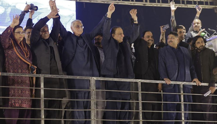 Istehkam-e-Pakistan Party (IPP) leaders Jahangir Khan Tareen (3rd left), Abdul Aleem Khan (4th left) and others pose for a group photo during the party’s workers convention in Kamoke on November 26, 2023. — X/@HafsaLiaqatt