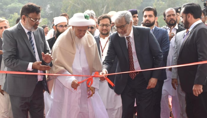 Leader of the worldwide Dawoodi Bohras Syedna Mufaddal Saifuddin inaugurates the law school building at the University of Karachi on November 27, 2023. — Provided