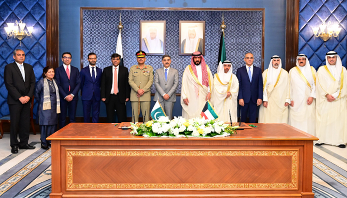 Caretaker Prime Minister Anwaar-ul-Haq Kakar (centre) along with Pakistani and Kuwaiti officials in Qatar during the signing of MoUs, on November 29, 2023. — APP