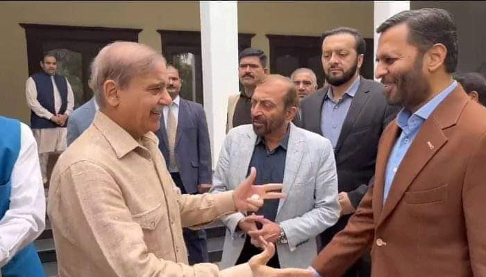 PML-N President Shehbaz Sharif (left) meets MQM-P leader Mustafa Kamal and Farooq Sattar. — X @MQMPUpdates