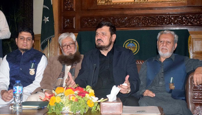 KP Governor Haji Ghulam Ali addresses traders of the Peshawar Chamber of Small Traders and Industry during a ceremony held at Governor House in Peshawar on Saturday, December 17, 2022. — PPI