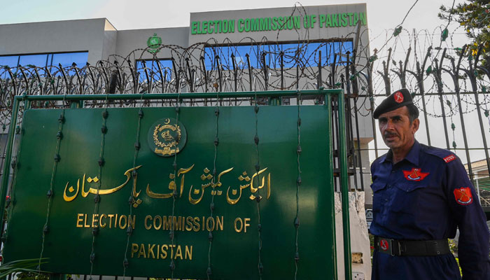 A security guard stands guard at the Election Commission of Pakistan headquarters in Islamabad on September 21, 2023.  -AFP