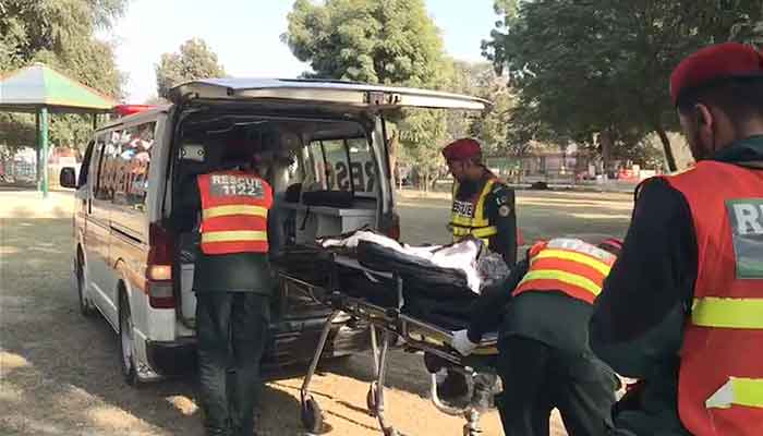 Rescue 1122 officials shifting the body of a man mauled by lions in SHerbagh Zoo, Bahawalpur on December 06, 2023. — Geo News/screengrab