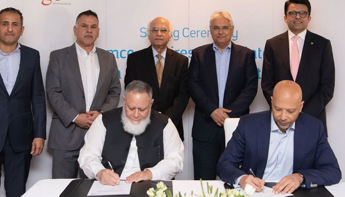 Aramco Executive Vice President of Products and Customers Yasser Mufti (right) signs the agreement with GO founder and CEO Khalid Riaz on December 12, 2023. — Aramco.com