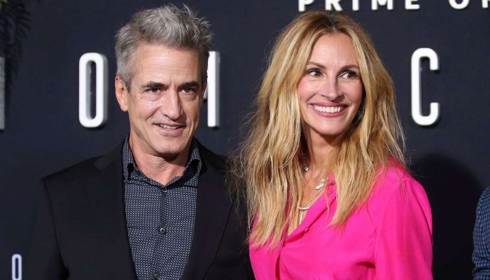Photo Dermot Mulroney reacts to Julia Roberts rare question