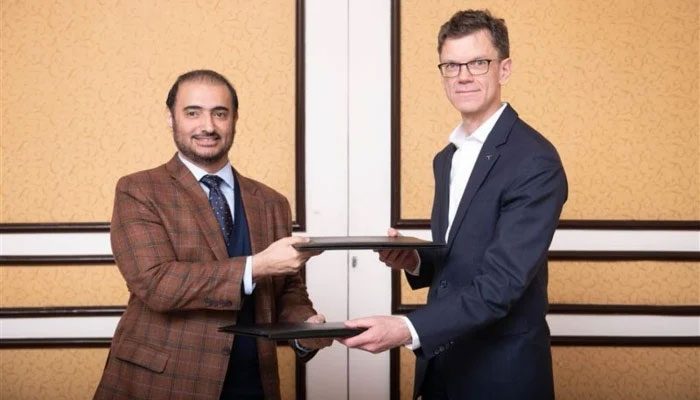 President and group CEO of PTCL & PTMLHatem Bamatraf (left) exchanges folders with Head of Telenor Asia Petter. — Press release