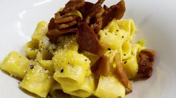 Uno storico della cucina italiano riaccende il dibattito con un’insolita ricetta alla carbonara