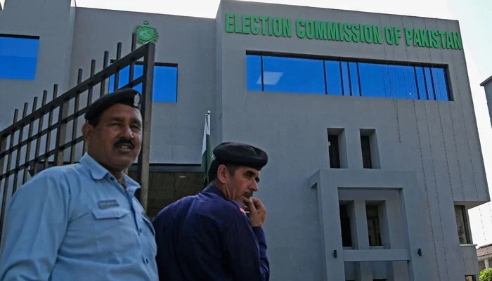 Security personnel stand guard at the headquarters of the Election Commission of Pakistan (ECP) in Islamabad on September 21, 2023. — AFP